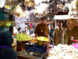 Pj Bupati Bojonegoro dan TPID Sidak Pasar, Pantau Harga Kebutuhan Pangan