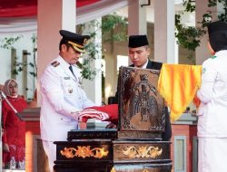 Penyerahan Sang Saka Merah Putih Tutup Rangkaian Upacara HUT ke 79 RI di Lamongan
