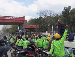 Status Turun Jadi Buruh Harian, Ratusan Pekerja PT SIG Blokade Jalan Akses ke Pabrik
