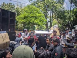 Warga Demo Baliho “Politis” Pemkab Tuban, Bawaslu Janji Koordinasikan dengan Pjs Bupati