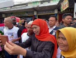 Bahagia Disambut Hangat Pedagang dan Pembali, Khofifah Blusukan di Pasar Merakurak