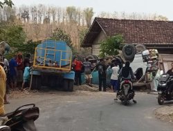 Medan Ekstrem, Rem Blong, Dua Truk PT SIG Terguling saat Antar Bantuan Air Bersih
