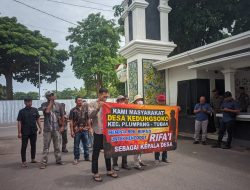 Puluhan Warga Desa Kedungsoko Gelar Demo Tuntut Turunkan Kepala Desa