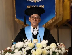 Fasih Bicara Ekonomi Syariah, Anggito Dikukuhkan Jadi Guru Besar UGM