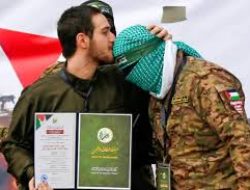 Diperlakukan Manusiawi, Sandera Israel Cium Kening Pejuang Hamas