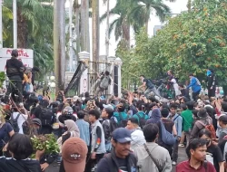 Disemangati Lagu Sukatani, Tolak RUU TNI, Massa Jebol Pagar Gedung DPR