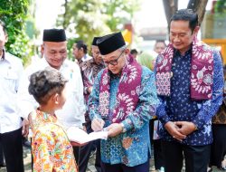 Tinjau MBG di Lamongan, Mendikdasmen Berbagi Kiat Siswa Raih Sukses