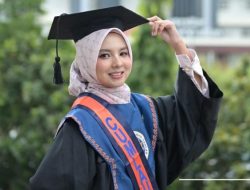 Raih Wisudawan Terbaik UAD, Aisyah Putri Ingin Berlanjut hingga Doktoral