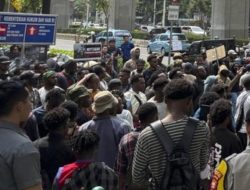 Buntut Mama Hetina Tewas Ditembak, Warga Papua Demo Kantor Natalius