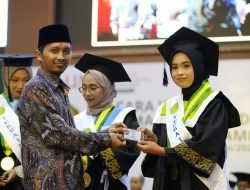 Jadi Bagian dari Keluarga, UMY Serahkan KTAM kepada Para Alumni