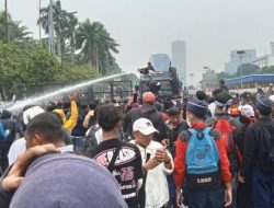 Demo ‘Bubarkan DPR’ Berakhir Ricuh, Polisi Tembakkan Gas Air Mata