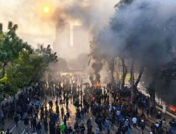 Demo Solidaritas Affan Berakhir Ricuh. Puluhan Motor di Grahadi Dibakar