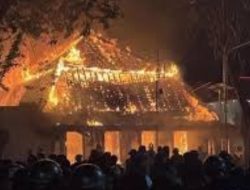 Kembali Gelar Unjuk Rasa, Gedung Negara Grahadi Ludes Terbakar