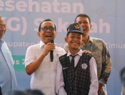 Kick-Off CKG Sekolah, Menko PMK Tinjau CKG di SMPN 1 Padangan