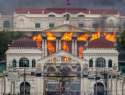 Aksi Massa, PM Nepal Dipaksa Mundur, Gedung Parlemen Dibakar
