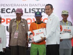 Dua Ratus Pengemudi Becak Lamongan Terima Bantuan Becak Listrik