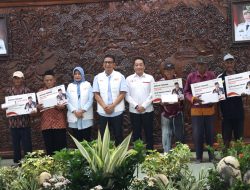 Serahkan Becak Listrik Bantuan Presiden, Bupati Wahono: Tolong Dirawat Baik