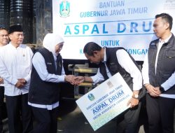 Kunjungi Lamongan, Gubernur Khofifah Salurkan Bansos Rp 7,2 Miliar