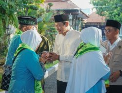 Doakan Lancar Jalankan Ibadah, Bupati Yes Berangkatkan 5 Kloter Jamaah Haji