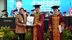 Kukuhkan Dua Guru Besar, Lengkapi Capaian Akademik Umsura