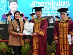 Kukuhkan Dua Guru Besar, Lengkapi Capaian Akademik Umsura