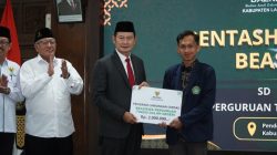 Serahkan Beasiswa SKSS, Bupati Yes: Jangan Pesimistis untuk Raih Cita-cita
