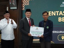 Serahkan Beasiswa SKSS, Bupati Yes: Jangan Pesimistis untuk Raih Cita-cita