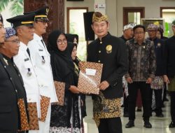 Lantik 34 Pejabat, Bupati Yes Tekankan Fokus pada Tugas