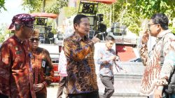 Modernisasi Pertanian, Bupati Yes Serahkan Kombi untuk 3 Poktan di Lamongan