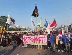 Demo di Gedung DPR RI, Usung Tritura, Dasco Temui Ribuan Mahasiswa