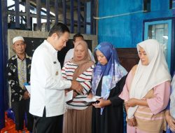 Kunjungi Keluarga Korban KMN Entok, Bupati Yes Salurkan Santunan