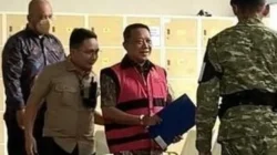 Diperiksa Penyidik Kejagung, Febrie Pakai Baju Tahanan, Tangan Diborgol