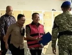 Diperiksa Penyidik Kejagung, Febrie Pakai Baju Tahanan, Tangan Diborgol