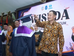 Siap Jadi Pribadi Sehat dan Berdaya, Bupati Yes Wisuda 208 Selantang
