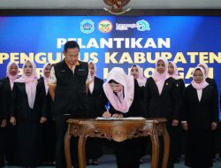 Bupati Yuhronur Lantik Pengurus PERWOSI Lamongan Periode 2025-2029