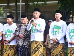 Jalan Sehat Bersarung, Cara Warga Lamongan Rayakan Puncak Hari Santri